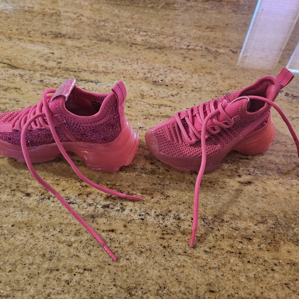 Skechers Pink Sneakers with Streamlined Athletic Design